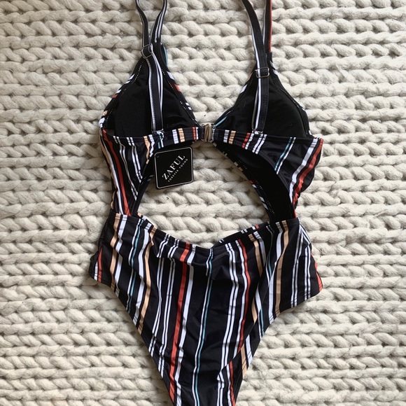 ZAFUL Striped Cutout One-piece Swimsuit - Picture 4 of 7